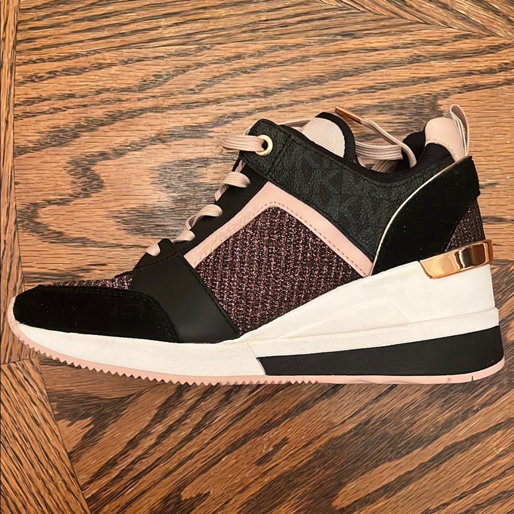 Brand new - never worn 
Women's Stylish Black and Pink Sneakers